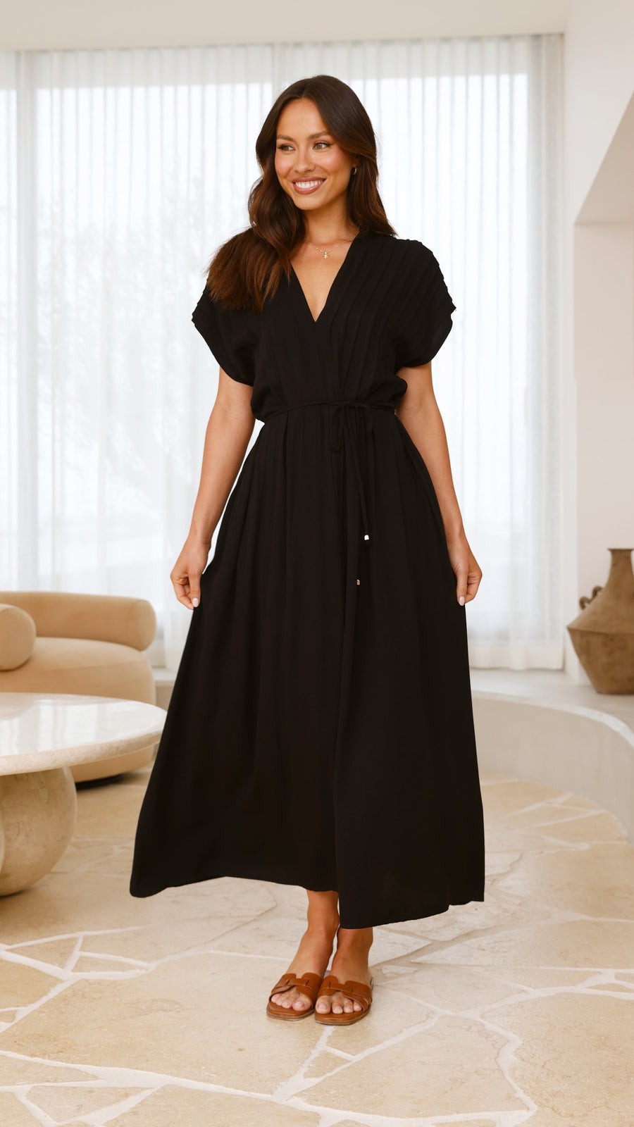Vestido maxi negro con pliegues