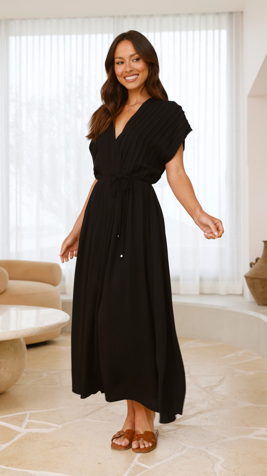 Vestido maxi negro con pliegues
